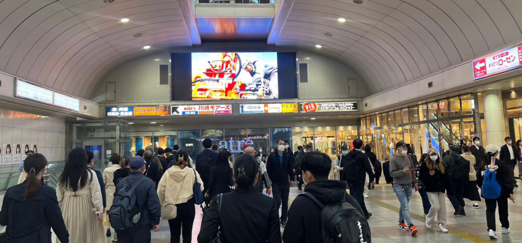 東口大モニターの写真